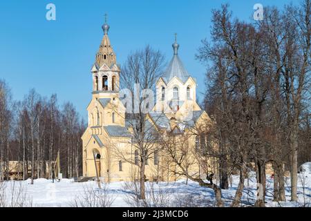 Blick auf die alte Kirche im Namen des Ursprungs der ehrlichen Bäume des Heiligen und lebensspendenden Kreuzes an einem sonnigen Märztag. Lisino-Korpus. Lening Stockfoto