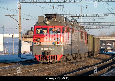 SHARYA, RUSSLAND - 19. MÄRZ 2022: Die sowjetische Güterzuglokomotive VL-80s „Vladimir Lenin“ mit einem Güterzug fährt vom Bahnhof ab Stockfoto