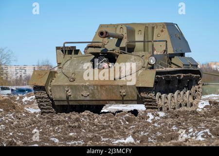 KRASNOE SELO, RUSSLAND - 27. MÄRZ 2022: An einem sonnigen Frühlingstag blickt ein Fahrer aus der Luke des alten sowjetischen Selbstfahrlafette SU-76 Stockfoto