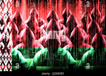 Anonyme Kapuzen-Hacker, Flagge von Belarus, Binärcode - Cyber-Angriffskonzept Stockfoto