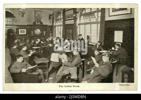 Originalpostkarte aus der Zeit WW1 vom Coffee Room im Union Jack Club, 91A Waterloo Road, Lambeth, London, Großbritannien, sowohl Armee- als auch Marinepersonal können entspannt gesehen werden und Zeitungen lesen. Der Union Jack Club wurde 1907 eröffnet und bietet Unterkünfte, ein Restaurant, Besprechungs- und Lesezimmer für Militärangehörige in London. Es sah viel Nutzen während beider Weltkriege. Postkarte herausgegeben vom Union Jack Club. Um 1915. Stockfoto