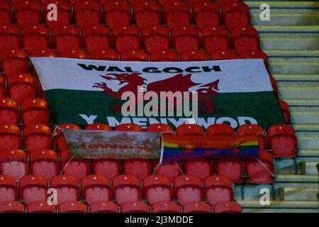 Llanelli, Wales. 8. April 2022. Einige walisische Fanflaggen bedeckten einige Sitze im East Stand im Stadion Parc y Scarlets während des FIFA Women's World Cup Qualifier Group I-Spiels zwischen den Frauen aus Wales und Frankreich am 8. April 2022 im Parc y Scarlets in Llanelli, Wales, Großbritannien. Quelle: Duncan Thomas/Majestic Media. Stockfoto