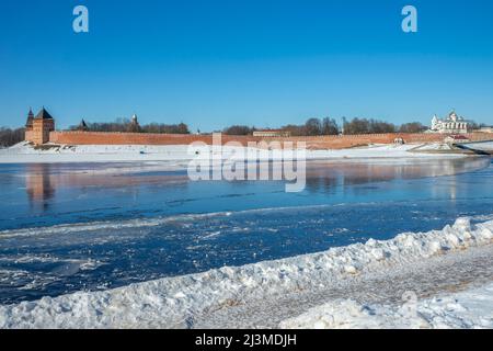 Eisdrift auf dem Fluss Wolchow in der Nähe der Kremlmauern im Frühjahr. Weliki Nowgorod, Russland Stockfoto