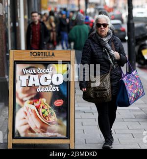 London, Großbritannien. 08. April 2022. London, Großbritannien. 8. April 2022. Eine Frau geht an einem Restaurant in London, Großbritannien, vorbei, 8. April 2022. Die Preise für Weltagenrohstoffe machten im März einen bedeutenden Sprung, um ihr höchstes Niveau zu erreichen, da der Konflikt zwischen Russland und der Ukraine die Energiekosten weiter in die Höhe treibt und zu einer Verlangsamung der Lieferkette führt. Der monatliche Lebensmittelpreisindex, der am Freitag von der Ernährungs- und Landwirtschaftsorganisation der Vereinten Nationen (FAO) veröffentlicht wurde, stieg im März um 12,6 Prozent auf 159,3 Punkte, verglichen mit einer Basislinie von 100 Punkten im Durchschnitt des Jahres 2014-2016 (inflationsbereinigt). Kredit: Li Ying/Xi Stockfoto