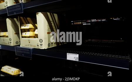 London, Großbritannien. 08. April 2022. (220409) -- LONDON, 9. April 2022 (Xinhua) -- das Foto vom 8. April 2022 zeigt ein leeres Regal in einem Supermarkt in London, Großbritannien. Die Preise für Weltagenrohstoffe machten im März einen bedeutenden Sprung, um ihr höchstes Niveau zu erreichen, da der Konflikt zwischen Russland und der Ukraine die Energiekosten weiter in die Höhe treibt und zu einer Verlangsamung der Lieferkette führt. Der monatliche Lebensmittelpreisindex, der am Freitag von der Ernährungs- und Landwirtschaftsorganisation der Vereinten Nationen (FAO) veröffentlicht wurde, stieg im März um 12,6 Prozent auf 159,3 Punkte, verglichen mit einer Basislinie von 100 Punkten im Durchschnitt des Jahres 2014-2016 (bereinigt Stockfoto