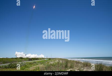 Florida, USA . 08. April 2022. (220409) -- FLORIDA, 9. April 2022 (Xinhua) -- Eine Falcon 9-Rakete von SpaceX mit der Raumsonde Crew Dragon wird am 8. April 2022 im Kennedy Space Center der NASA in Florida, USA, gestartet. NASA, Axiom Space und SpaceX starteten am Freitag eine erste private Astronautenmission zur Internationalen Raumstation. (Joel Kowsky/NASA/Handout via Xinhua) Quelle: Xinhua/Alamy Live News Stockfoto