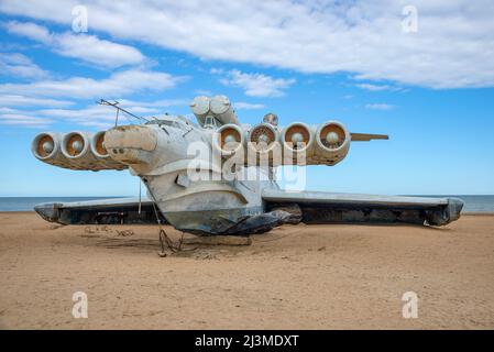 DERBENT, RUSSLAND - 27. SEPTEMBER 2021: Abgebrochener Raketenschiff-Ekranoplan 'LUN'. Umgebung von Derbent, Republik Dagestan Stockfoto