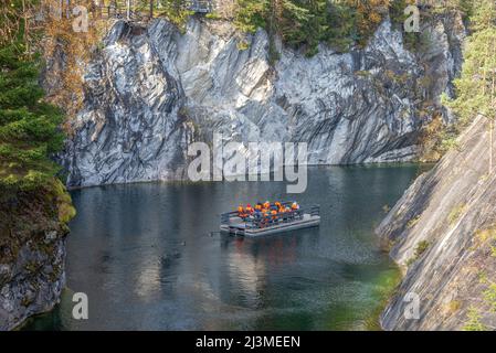 RUSKEALA, RUSSLAND - 07. OKTOBER 2021: Ausflug auf einem Floß in der Marmorschlucht. Ruskeala, Karelien Stockfoto