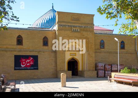 DERBENT, RUSSLAND - 27. SEPTEMBER 2021: Eingang zur Juma-Moschee – der ältesten Moschee in Russland. Republik Dagestan, Russland Stockfoto