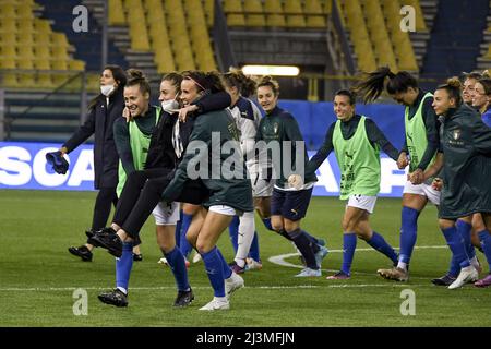 Aurora Galli (Frauen in Italien)Benedetta Glionna (Frauen in Italien)Barbara Bonansea (Frauen in Italien) während des FIFA-Qualifikationsrundes für die Frauen der Weltmeisterschaft 2023 zwischen den Frauen der Italien 3-0 in Litauen am 8. April 2022 im Ennio Tardini-Stadion in Parma, Italien. Quelle: Maurizio Borsari/AFLO/Alamy Live News Stockfoto