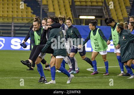 Aurora Galli (Frauen in Italien)Benedetta Glionna (Frauen in Italien)Barbara Bonansea (Frauen in Italien) während des FIFA-Qualifikationsrundes für die Frauen der Weltmeisterschaft 2023 zwischen den Frauen der Italien 3-0 in Litauen am 8. April 2022 im Ennio Tardini-Stadion in Parma, Italien. Quelle: Maurizio Borsari/AFLO/Alamy Live News Stockfoto