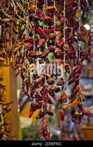 Die Nahaufnahme von getrockneten Chilischoten auf dem lokalen Bauernmarkt Mercado dos Lavradores in Funchal Madeira, Portugal Stockfoto