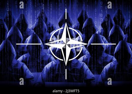 Anonyme Kapuzen-Hacker, Flagge der NATO, Binärcode - Cyber-Angriffskonzept Stockfoto