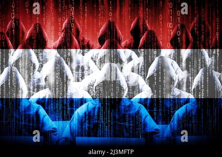 Anonyme Kapuzen-Hacker, Flagge der Niederlande, Binärcode - Cyber-Angriffskonzept Stockfoto