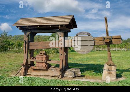 Historische Holzweinpresse im Weinberg von Prellenkirchen, Burgenland, Österreich Stockfoto