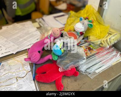 Przemysl, Polen. 8. April 2022. Spielzeuge am Bahnhof Przyemysl für ankommende ukrainische Flüchtlingskinder (Bildquelle: © Amy Katz/ZUMA Press Wire) Bildquelle: ZUMA Press, Inc./Alamy Live News Stockfoto