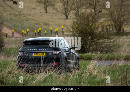 Black Off Road Range Rover eqvoque 4x4 Fahrzeug in englischer Landschaft Stockfoto