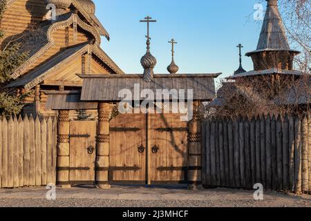 SWJATOGORSK, UKRAINE - 31. OKTOBER 2021: Dies ist der Eingang zur Zelle im traditionellen Stil der Swjatogorsk Lavra. Stockfoto