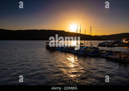 Schöner Sonnenuntergang hinter einer Marina am Edersee, Hessen, Deutschland Stockfoto