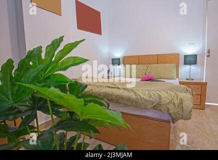 Inneneinrichtung mit modernem Schlafbereich im offenen Luxus-Studio-Apartment-Showroom Stockfoto