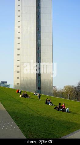 Blick auf den neugebauten Kö-Bogen II in Düsseldorf mit begehbarem, dreieckigen grünen Rasendach. Stockfoto