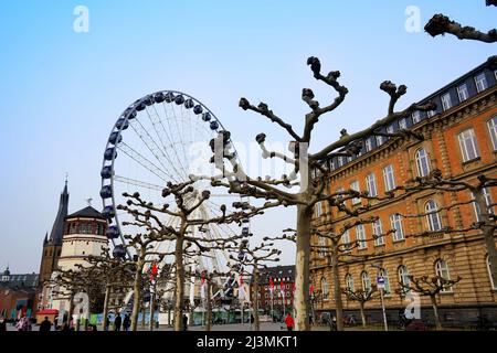 Szenerie in der Düsseldorfer Altstadt am Rhein mit historischem Burgturm, Riesenrad und altem Gebäude. Stockfoto