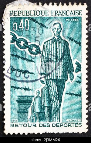 FRANKREICH - UM 1965: Eine in Frankreich gedruckte Briefmarke zeigt die Rückkehr der Deportierten, 1945., 20.. Jahrestag der Rückkehr der während des Zweiten Weltkriegs deportierten Personen, CIR Stockfoto