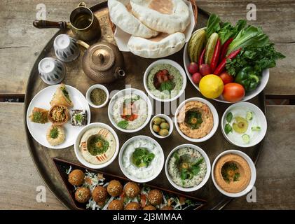 Gemischter Teller mit vegetarischem Essen aus dem Nahen Osten im türkischen Restaurant in istanbul Stockfoto