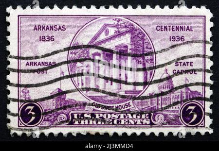 VEREINIGTE STAATEN von AMERIKA - UM 1936: Eine in den USA gedruckte Briefmarke zeigt Arkansas Post, Old and New State Houses, Centennial of Arkansas Statehood, Cir Stockfoto