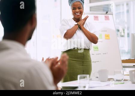 Das war eine tolle Präsentation. Aufnahme von Geschäftsleuten, die bei der Arbeit in einem Sitzungssaal ein Meeting abhalten. Stockfoto