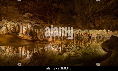 LURAY, VA/USA - 31. März 2022: Stalaktiten hängen über dem Reflexionspool (auch bekannt als Dream Lake), in Luray Caverns, Luray, Virginia. Stockfoto
