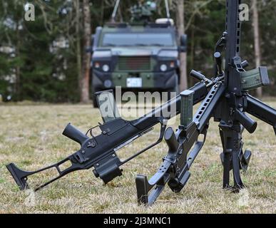 06. April 2022, Brandenburg, Strausberg: Heckler und Koch G36 Sturmgewehre sind auf einer Wiese in der Barnim-Kaserne zu sehen. Foto: Patrick Pleul/dpa Stockfoto