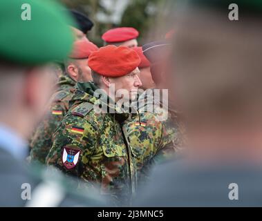 06. April 2022, Brandenburg, Strausberg: Oberstleutnant Frank Prause bei der feierlichen Aufforderung zur Inbetriebnahme des NBC-Verteidigungsregiments 1 in der Barnim-Kaserne. Foto: Patrick Pleul/dpa Stockfoto