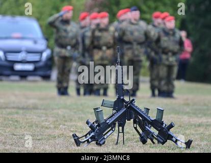 06. April 2022, Brandenburg, Strausberg: Heckler und Koch G36 Sturmgewehre sind auf einer Wiese in der Barnim-Kaserne zu sehen. Foto: Patrick Pleul/dpa Stockfoto