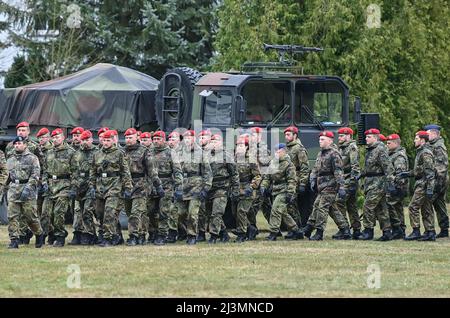 06. April 2022, Brandenburg, Strausberg: Soldaten der Bundeswehr nehmen am feierlichen Rollaufruf zur Inbetriebnahme des NBC-Verteidigungsregiments 1 in der Barnim-Kaserne Teil. Foto: Patrick Pleul/dpa Stockfoto