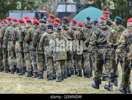 06. April 2022, Brandenburg, Strausberg: Soldaten der Bundeswehr nehmen am feierlichen Rollaufruf zur Inbetriebnahme des NBC-Verteidigungsregiments 1 in der Barnim-Kaserne Teil. Foto: Patrick Pleul/dpa Stockfoto