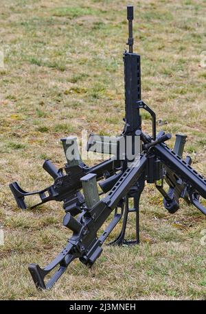 06. April 2022, Brandenburg, Strausberg: Heckler und Koch G36 Sturmgewehre sind auf einer Wiese in der Barnim-Kaserne zu sehen. Foto: Patrick Pleul/dpa Stockfoto