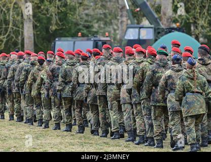 06. April 2022, Brandenburg, Strausberg: Soldaten der Bundeswehr nehmen am feierlichen Rollaufruf zur Inbetriebnahme des NBC-Verteidigungsregiments 1 in der Barnim-Kaserne Teil. Foto: Patrick Pleul/dpa Stockfoto