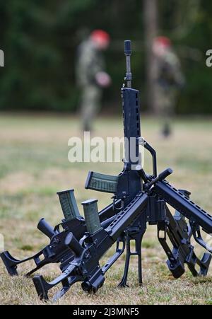 06. April 2022, Brandenburg, Strausberg: Heckler und Koch G36 Sturmgewehre sind auf einer Wiese in der Barnim-Kaserne zu sehen. Foto: Patrick Pleul/dpa Stockfoto