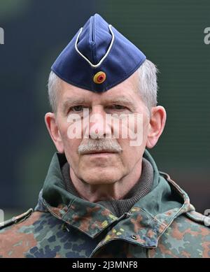 06. April 2022, Brandenburg, Strausberg: Generalleutnant Martin Schellegis, Inspektor der Armeebasis, nimmt an der feierlichen Aufforderung zur Inbetriebnahme des NBC-Verteidigungsregiments 1 in der Barnim-Kaserne Teil. Foto: Patrick Pleul/dpa Stockfoto