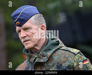 06. April 2022, Brandenburg, Strausberg: Generalleutnant Martin Schellegis, Inspektor der Armeebasis, nimmt an der feierlichen Aufforderung zur Inbetriebnahme des NBC-Verteidigungsregiments 1 in der Barnim-Kaserne Teil. Foto: Patrick Pleul/dpa Stockfoto