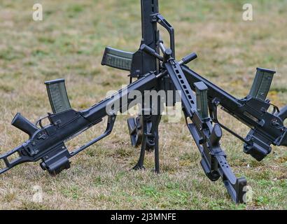 06. April 2022, Brandenburg, Strausberg: Heckler und Koch G36 Sturmgewehre sind auf einer Wiese in der Barnim-Kaserne zu sehen. Foto: Patrick Pleul/dpa Stockfoto