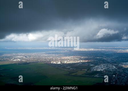 Bewölkt, stürmisch Wolken über der Stadt. Luftaufnahme Stockfoto