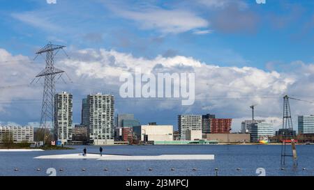 Almere, Niederlande - 3. April 2022: Skyline Almere Stad mit dem See Weerwater vor dem Hotel in Almere, Flevoland in den Niederlanden. Blick vom Parkplatz Floriade Expo 2022. Stockfoto