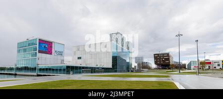 Almere, Niederlande - 3. April 2022: Platz und Kunstmuseum Kunstlinie im Zentrum von Almere, Flevoland in den Niederlanden Stockfoto