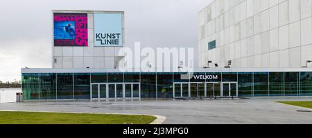 Almere, Niederlande - 3. April 2022: Kunstmuseum Kunstlinie am See im Zentrum von Almere, Flevoland in den Niederlanden Stockfoto