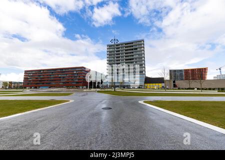 Almere, Niederlande - 3. April 2022: Quadratische und moderne Gebäude vor dem Museum Kunstlinie im Zentrum von Almere, Flevoland in den Niederlanden Stockfoto