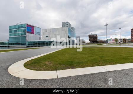 Almere, Niederlande - 3. April 2022: Platz und Kunstmuseum Kunstlinie im Zentrum von Almere, Flevoland in den Niederlanden Stockfoto