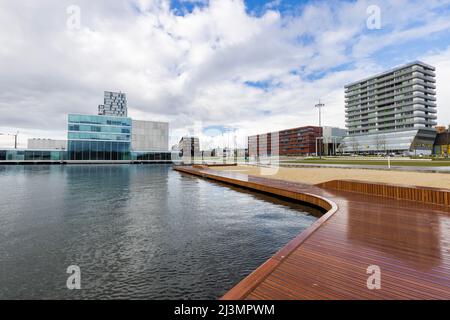 Almere, Niederlande - 3. April 2022: Pier und Strand Esplanada Fähre zur Floriade Expo 2022 in Almere Amsterdam, Niederlande. Floriade-Bereich im Hintergrund Stockfoto