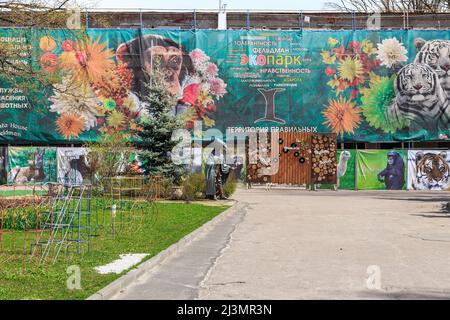 CHARKOW, UKRAINE - 18. APRIL 2019: Dies ist der Eingang zum Feldman Ecopark, der einen Zoo und ein Erholungsgebiet für Erholung und Freizeit verbindet Stockfoto